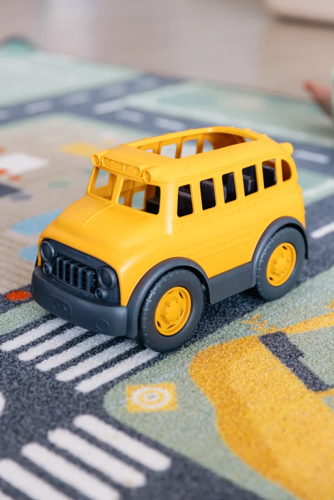 Jouet camion en plastique recyclé dans une micro-crèche.