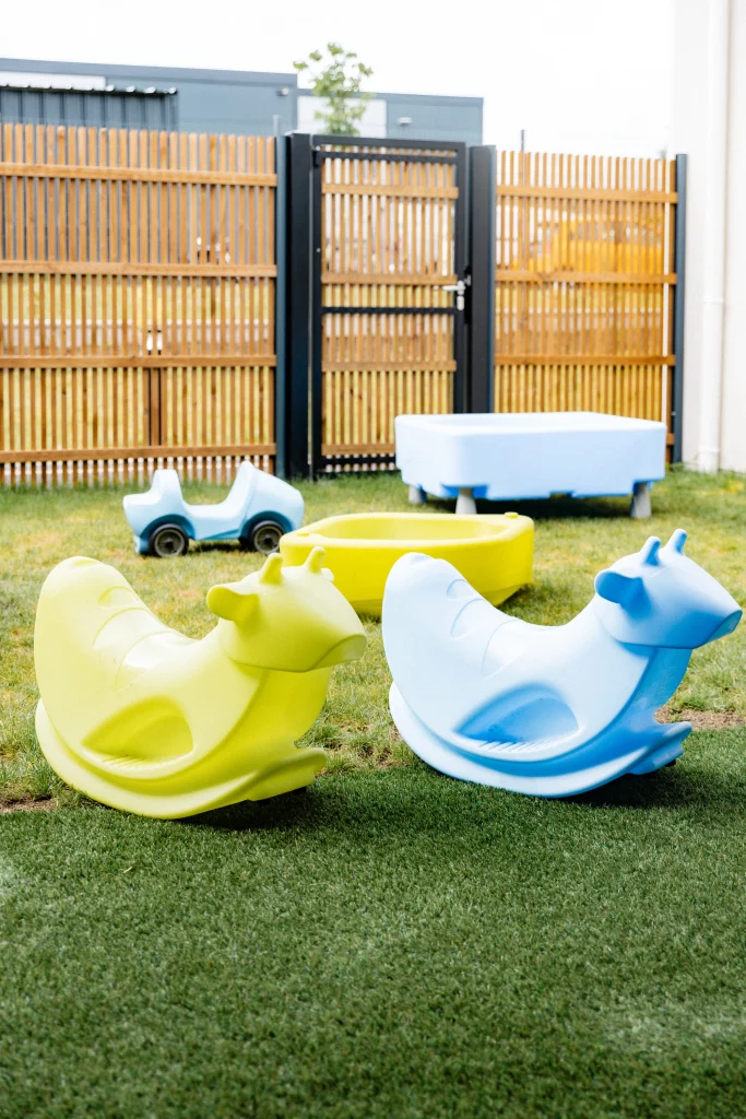 Jeux d'extérieur dans le jardin d'une micro-crèche.