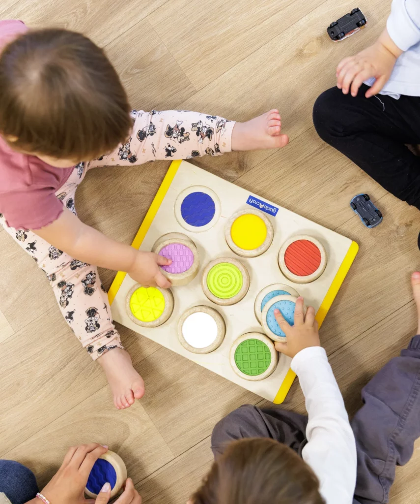 Des enfants participent à un jeu de réflexion dans une micro-crèche.