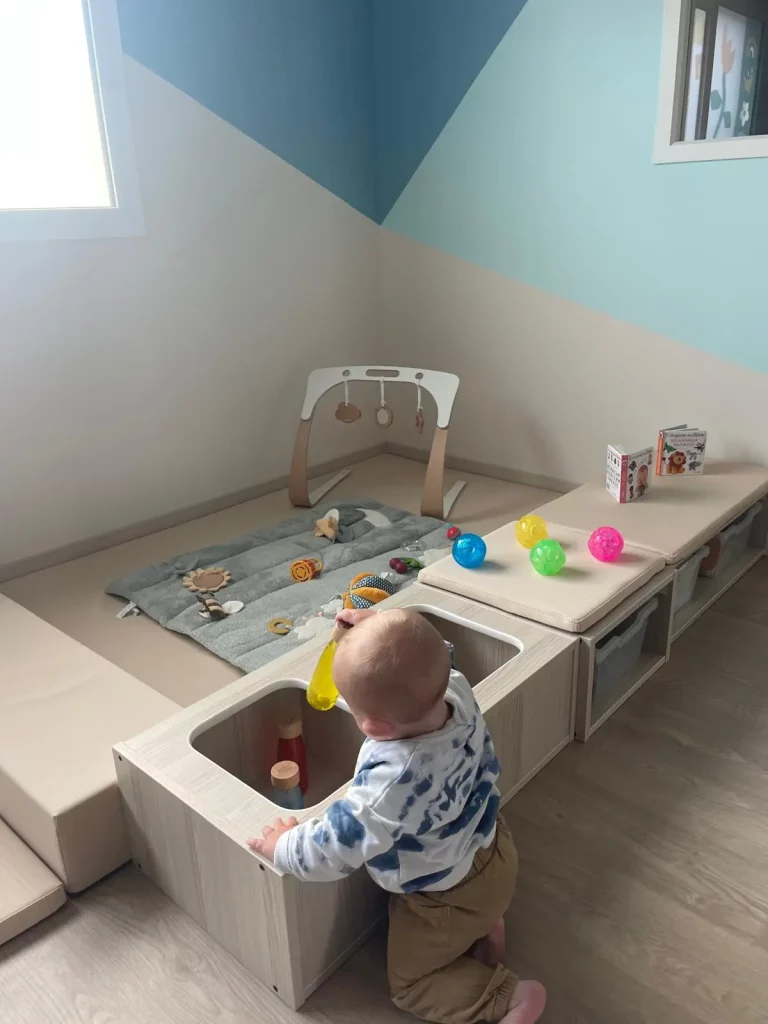 Un bébé s'éveil dans la pièce de vie à la crèche de Nonancourt
