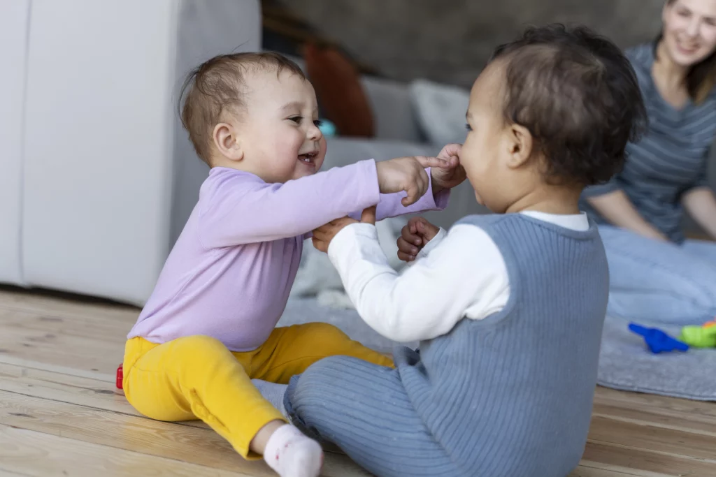 Deux enfants jouent dans une micro-crèche.