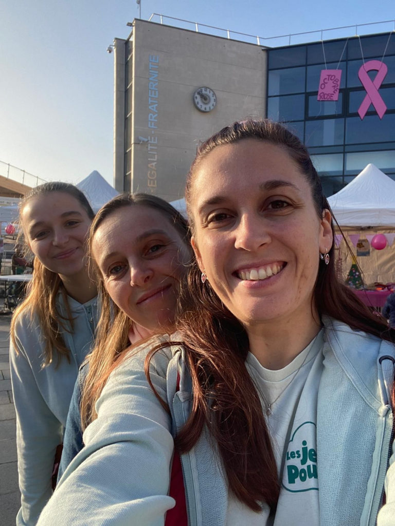 Equipe de la micro-crèche Les Jeunes Pousses de Caudebec-lès-Elbeuf lors d'un moment convivial : une course à pied pour la lutte contre le cancer du sein. 
