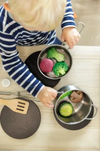 Un enfant participe à un jeu d'imitation une micro-crèche