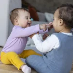 Deux enfants jouent dans une micro-crèche.