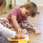 Enfants en activité de jeu et d’éveil à la micro-crèche Les Jeunes Pousses