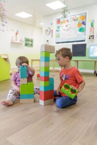 Enfants en activité de jeu et d’éveil à la micro-crèche Les Jeunes Pousses