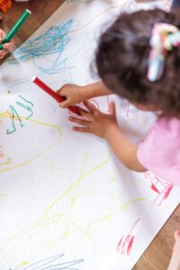 Enfants en activité de jeu et d’éveil à la micro-crèche Les Jeunes Pousses