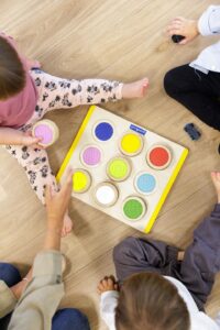 Enfants en activité de jeu et d’éveil à la micro-crèche Les Jeunes Pousses